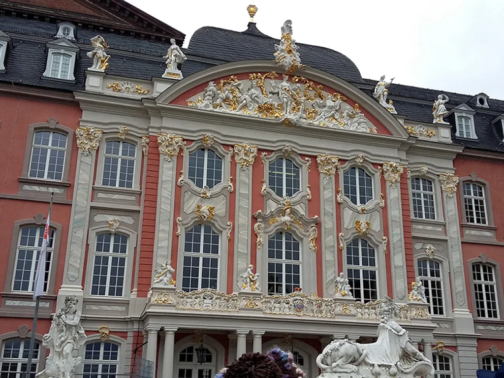 Barocke Fassade des Kurfürstlichen Palais.